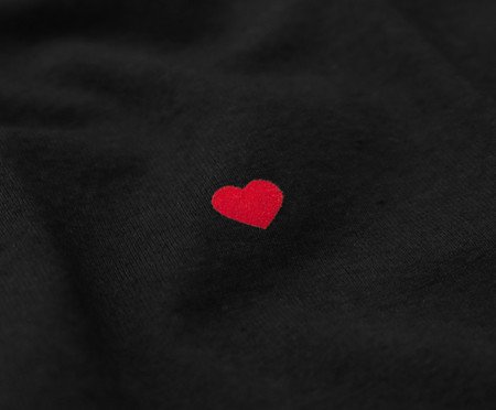 Camiseta Coração Preta e Vermelha | Westwing