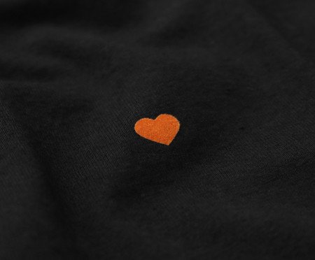 Camiseta Coração Preta e Laranja | Westwing