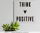 Placa de Madeira Estampada Think Positive, Preto, Branco | WestwingNow