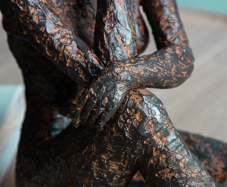 Escultura em Resina Mulher Sentada I Marrom | Westwing