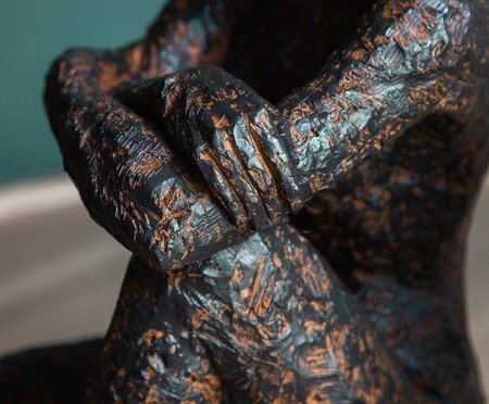 Escultura em Resina Mulher Sentada II Marrom | Westwing