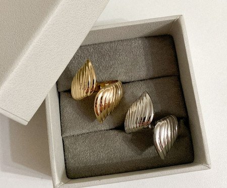 Anel Aberto Frisado Pontas Invertidas Banhado a Ouro - Ajustável | Westwing