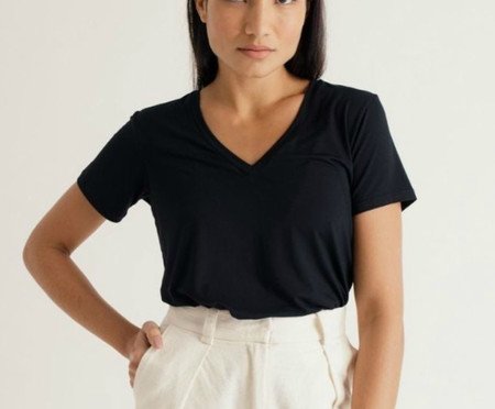 T-Shirt Tech Feminina Gola V Preta | Westwing