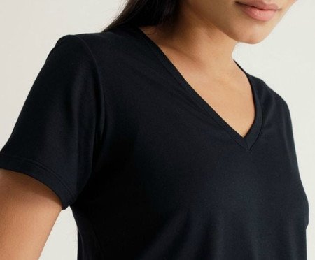 T-Shirt Tech Feminina Gola V Preta | Westwing