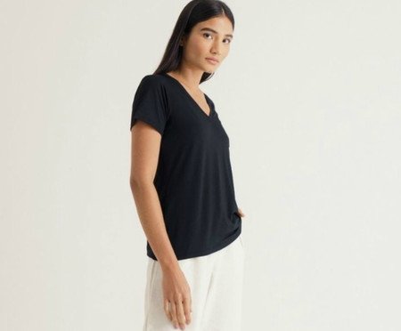 T-Shirt Tech Feminina Gola V Preta | Westwing