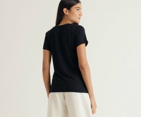T-Shirt Tech Feminina Gola V Preta | Westwing