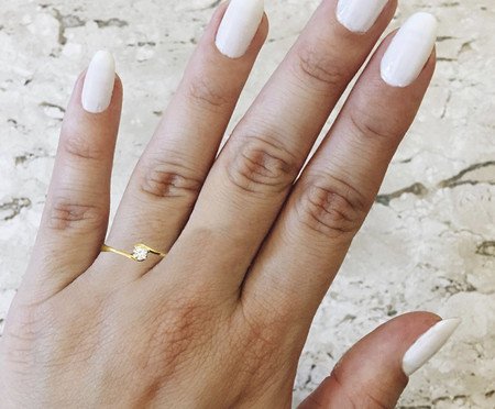 Anel Solitário Cravação de Zirconias Banhado à Ouro 18K | Westwing