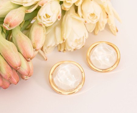 Brinco Bola Off-White e Dourado | Westwing