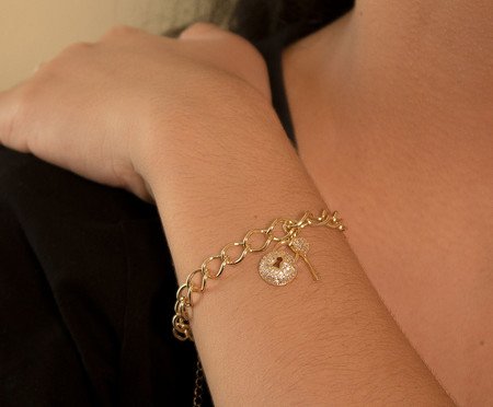 Pulseira Gold Chave e Cadeado Cravejado | Westwing