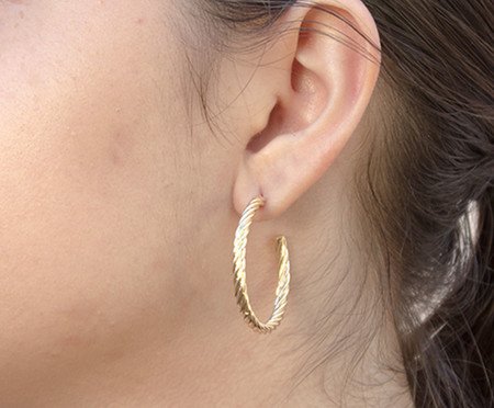 Brinco Argola Torcida Média Semijoia Banho de Ouro 18K | Westwing
