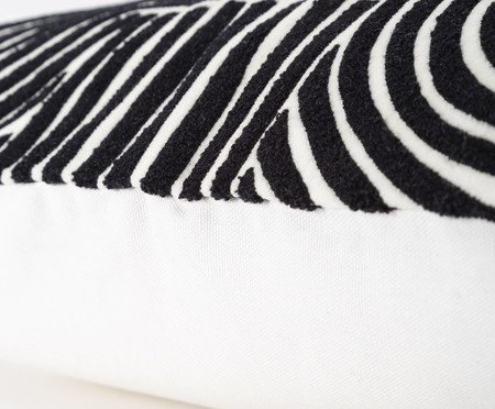 Capa de Almofada Bordado Geométrico Preta e Branca | Westwing