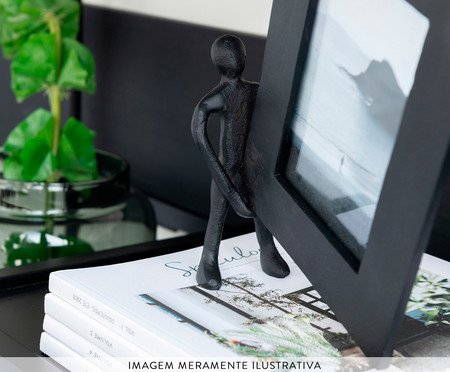 Porta-Retrato com Figura Segurando Moldura Araribóia | Westwing