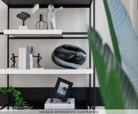 Porta-Retrato com Figura Segurando Moldura Araribóia | Westwing