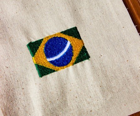 Quadro Acrílico Bordado Bandeirinha Brasil Mimo Galeria | Westwing