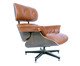 Poltrona e Pufe em Couro Charles Eames - Caramelo e Imbuia, madeira | WestwingNow