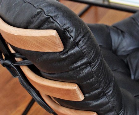 Poltrona Costela com Massageador e Pufe em Couro Legítimo - Areia e Preto | Westwing